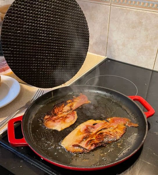 Red cast iron pizza pan — view 5